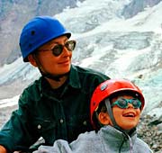 Жена и пятилетний сын у ледника на Кавказе
