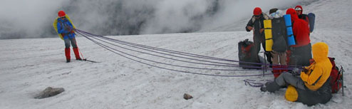 Подготовка веревки для связки участников похода в Эцтальские Альпы