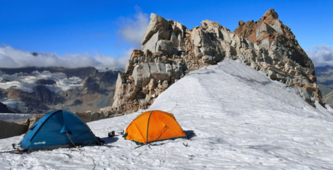 Палатки на перевале массива Шарбоннель в Грайских Альпах