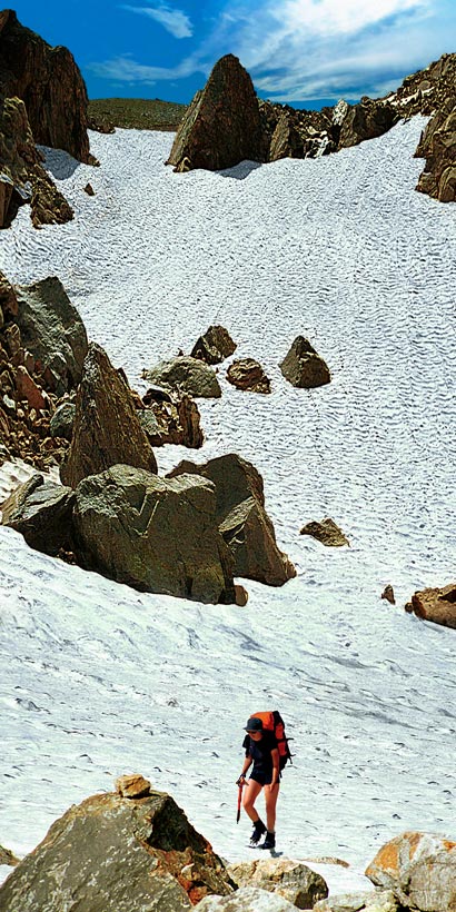 Подъем на перевал из долины реки Чегем на Кавказе