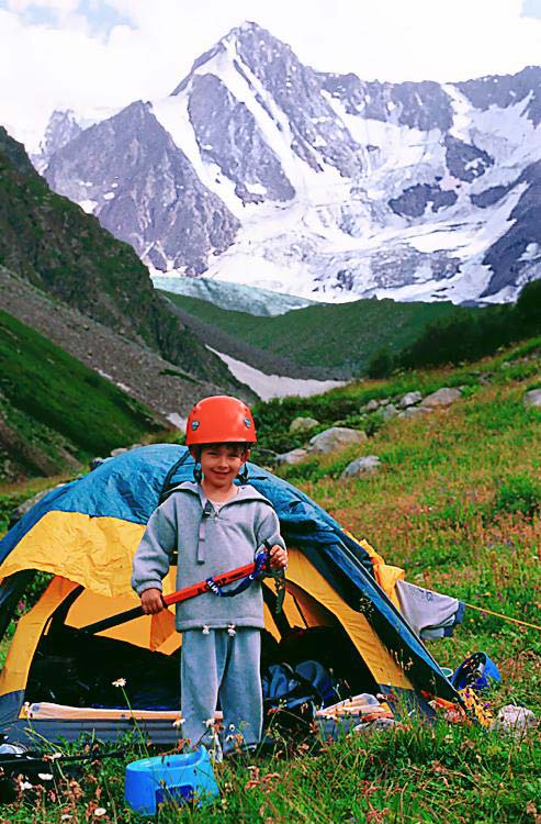 Фотография сына с ледорубом и горшком в Чегемском ущелье на Кавказе