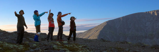 Туристы на горном плато в Хибинах