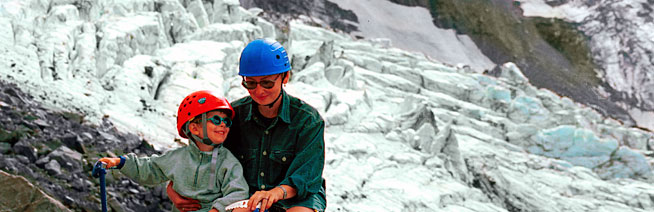 Мама с сыном у ледника на Кавказе