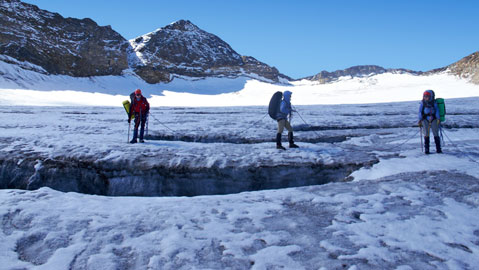 Прохождение трещин на леднике Ортлес в Ретийских Альпах